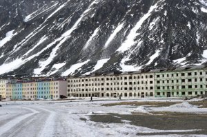 2 Nach der Krise der 90er Jahre hat sich der Hafen am Pazifik gut entwickelt, wenn er auch nur im kurzen Sommer angelaufen werden kann. Über ihn wird unter anderem Erdgas exportiert.
