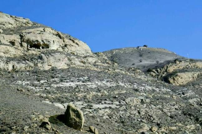 Hoehlenkloster im Südosten Georgiens. Ganz oben auf dem Hügel ist auch noch ein Steinhaus von Mönchen