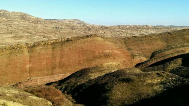 Eisenhaltiges Gestein bei den Hoehlenklostern im Süden Georgiens