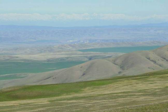 Sicht vom Udabnogebirge nach Norden zum Grossen Kaukasus mit Schneespitzen