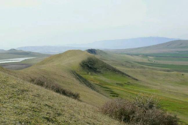 Blick nach Westen, der kleine See ist salzig und riecht je nach Wind leicht nach Schwefel