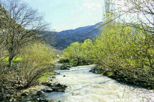 der Fluss Tana schlängelt sich durch die neu erwachte Natur
