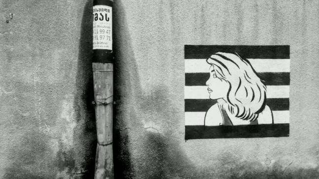 Frau schaut zurück. Wallpainting in Tiflis, Georgien.