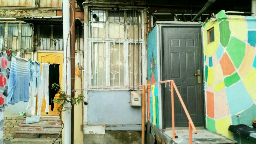 farbenfrohe Szenerie im Quartier Chugureti, Tiflis