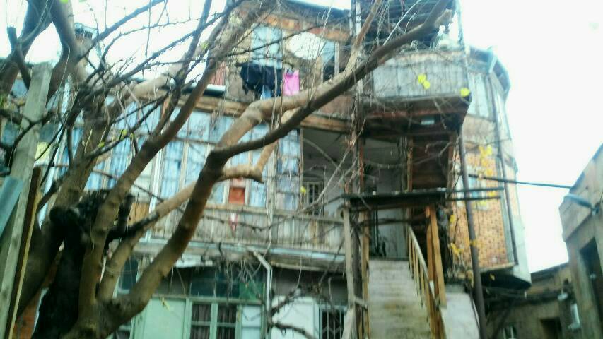 verschachtelte Treppenkonstruktion in der Hauptstadt von Georgien