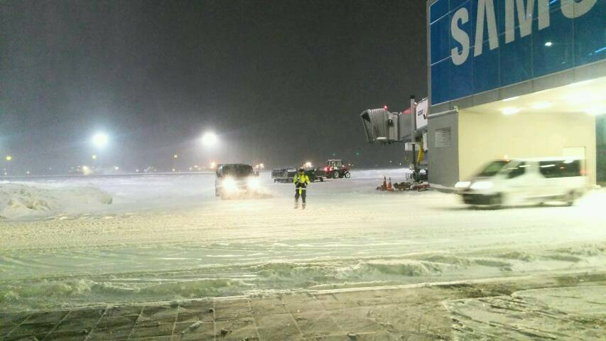 Es schneit am Flughafen in Kiew