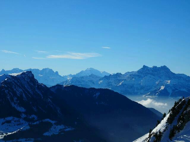 Gebirgsketten im Schnee