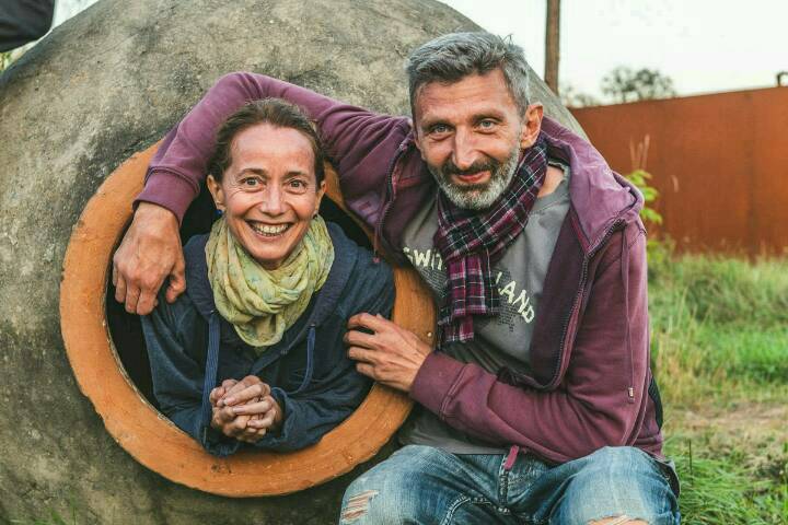 In Kachetien, Ostgeorgien, Brigitte strahlt aus dem Kvevri