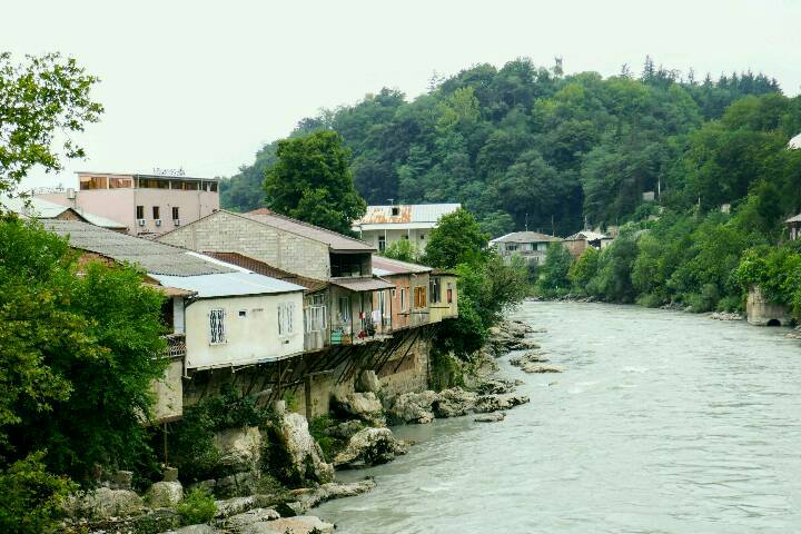 Pittoreske Szene am Ufer des Rioni