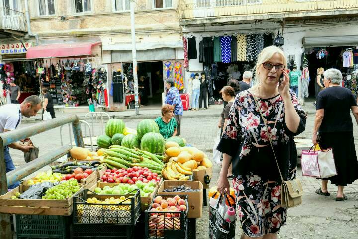 Georgierin mit dem Mobile auf dem Markt