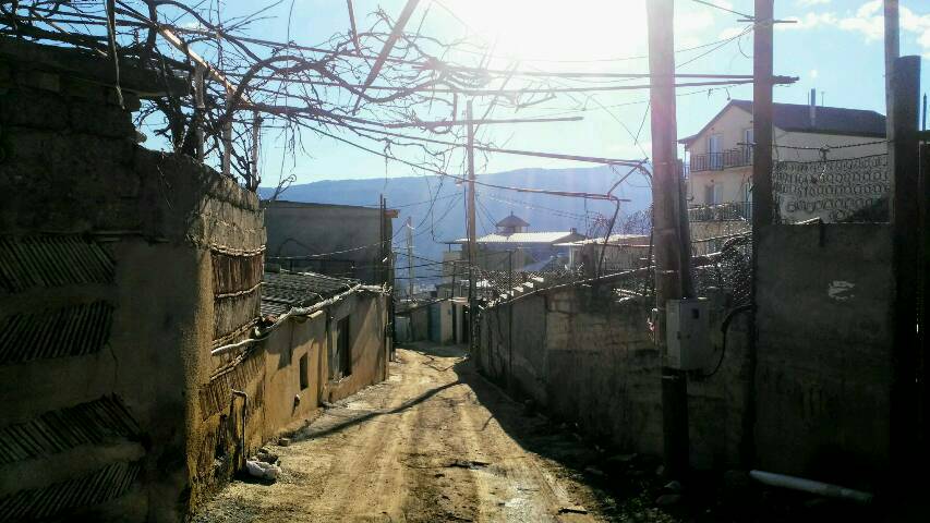 Quartier von Tiflis mit Naturstrasse