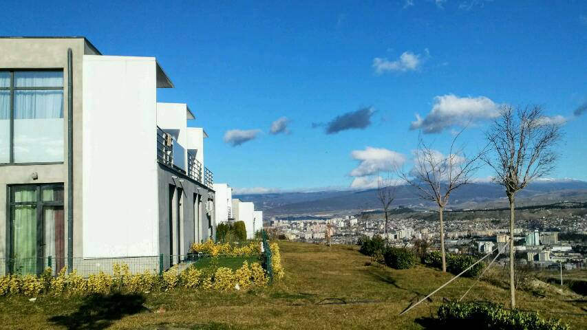 Schöne Neubauten entstehen oberhalb Tbilisi