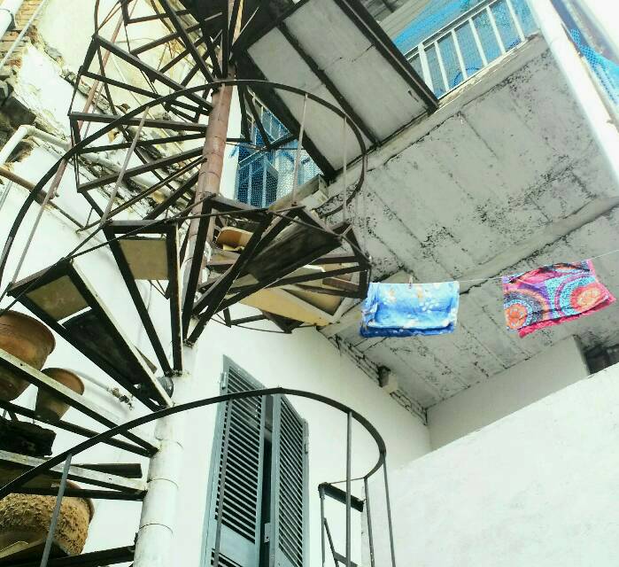 Hinterhofansicht mit schwindelerregender Wendeltreppe