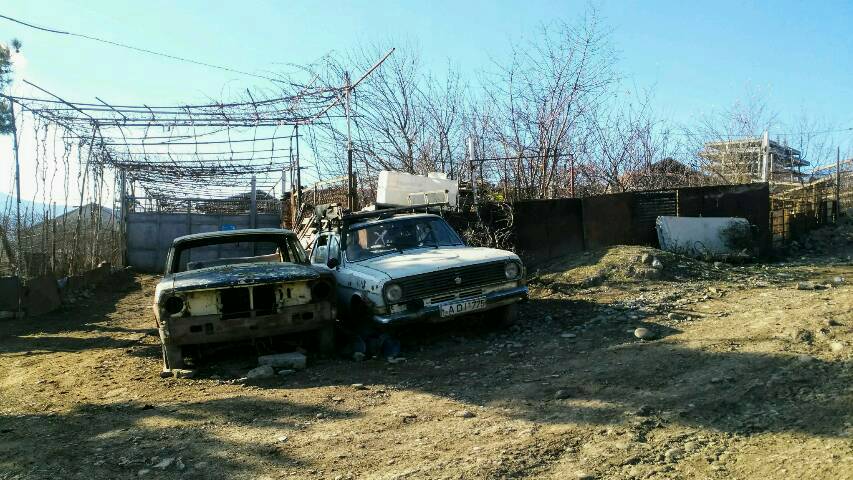 Zwei Wolgas rosten vor sich hin