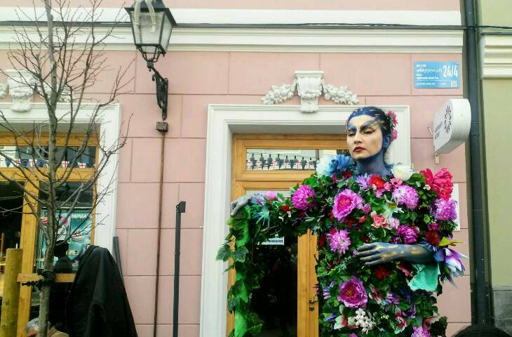 Frau im Blumenkleid in der Prachtsstrasse vom Quartier Chugureti, ehemaliges Deutsches Quartier