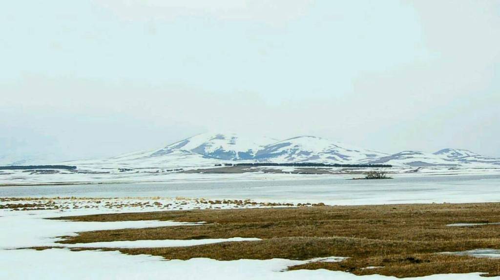 Der  Bugdashnisee auf 2000 m ist zugefroren, es ist Mitte April.
