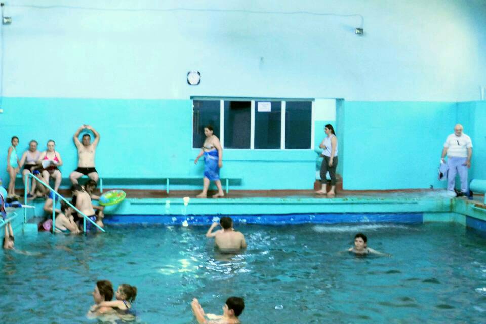 in Abastumani badet Jung und Alt im warmen Schwefelmineralwasser, Westgeorgien.