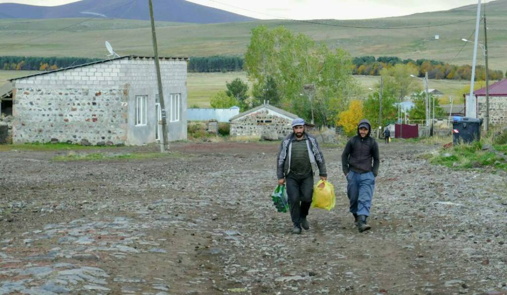Zwei Männer vom Morgeneinkauf im Dorf Patara Khanchali, Südwestgeorgien