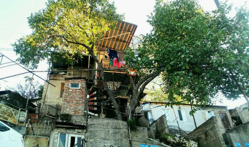 Eine Art Baumhaus mitten in Tiflis