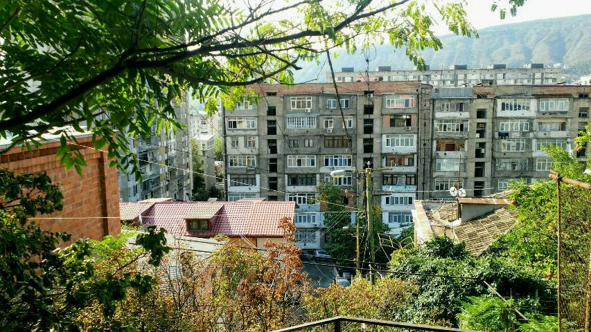 Grau in Grau und ein bisschen gfürchig sehen die Sowjetbauten der 80er aus