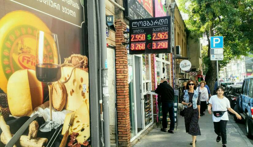 Einkaufsstrasse im Quartier Dolidze, Tbilisi, Georgien