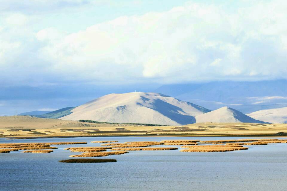 Der Khanchali-See strahlt im Abendlicht
