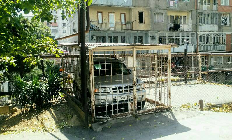 Autogarage aus den 90ern, als man in Tiflis alles einschliessen musste, dass es nicht geklaut wird