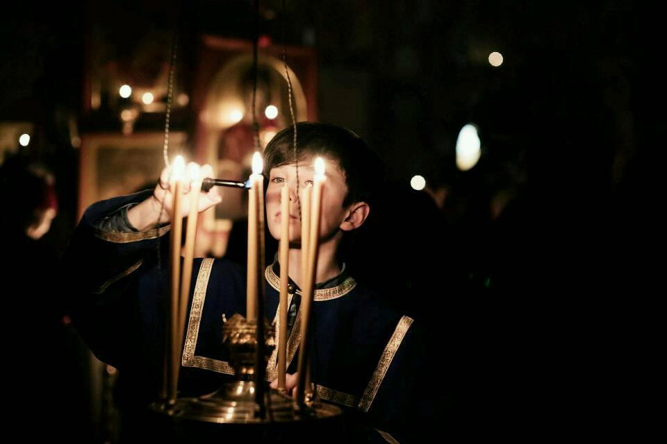 Knabe zündet Kerzen der Hoffnung an. Ostern in Tbilisi