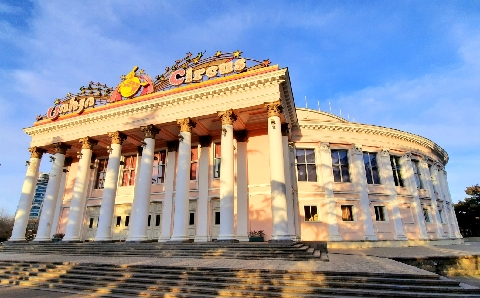 Der stolze Zirkuspalast aus der Sowjetäre ist heute noch in Betrieb