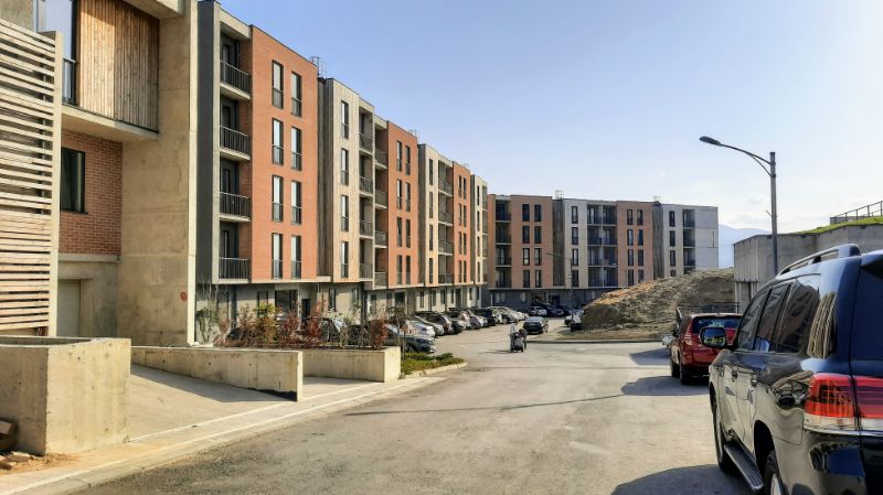 Auch Wohnblocks gehören zum Projekt, wie alles hier, stilvoll