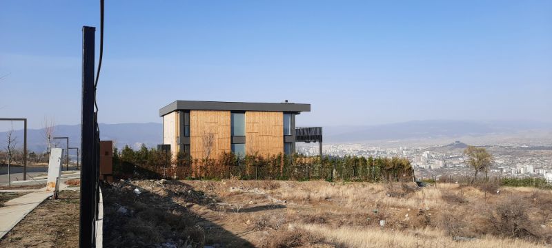 Baue dein eigenes Häuschen mit Sicht auf Tbilisi