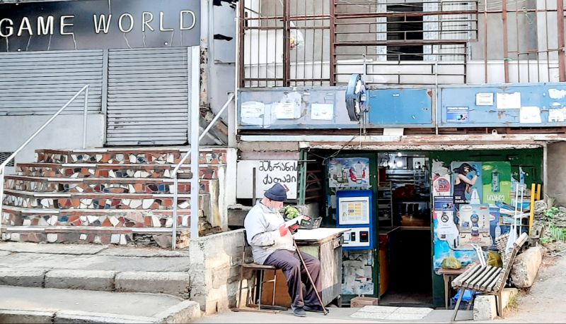 Ein alter Mann vertieft in seine Lektüre. Tbilisi
