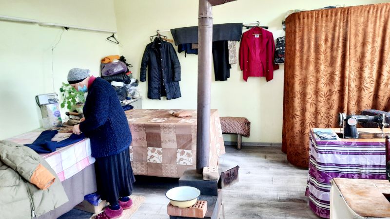 Schneiderin in ihrem Atelier, 50 km von der georgischen Hauptstadt Tiflis