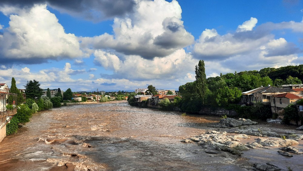 Fluss Rioni in Kutaisi nach starken Regenfällen
