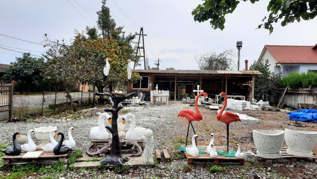 Gipsfiguren auf der Anfahrt Richtung Zugdidi.